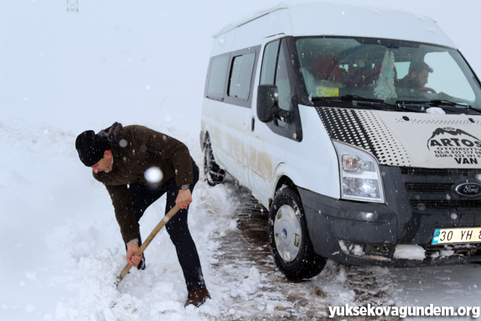 Yüksekova'da öğrenciler karda mahsur kaldı 2