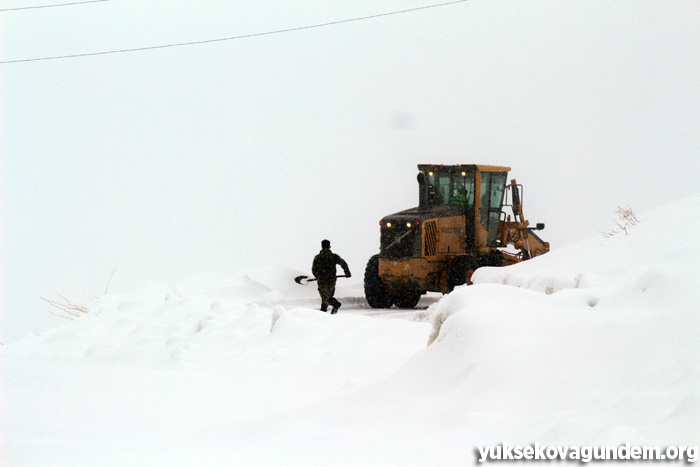 Yüksekova'da öğrenciler karda mahsur kaldı 3
