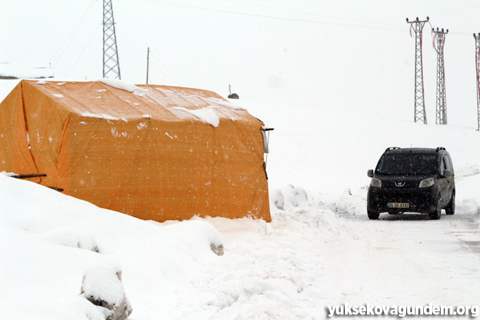 Yüksekova'da öğrenciler karda mahsur kaldı 6