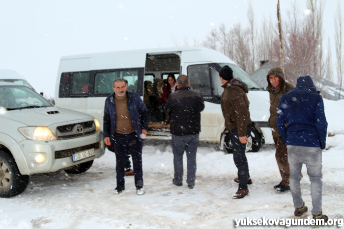 Yüksekova'da öğrenciler karda mahsur kaldı 7