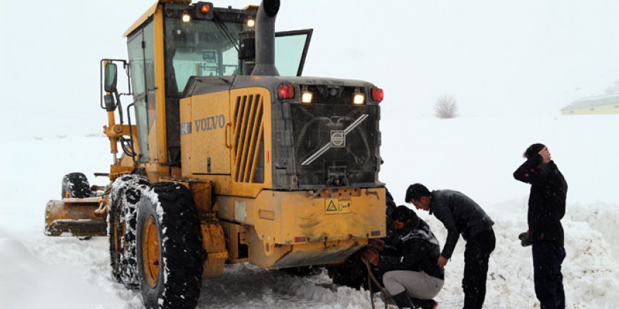 Yüksekova'da öğrenciler karda mahsur kaldı