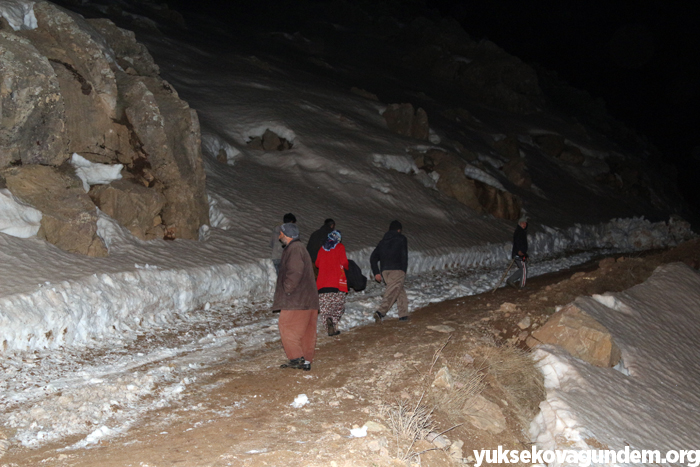 3 kilometre battaniye ile taşınarak ambulansa ulaştırıldı 11