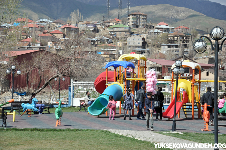 Yüksekova'da vatandaşlar parklara akın etti 1