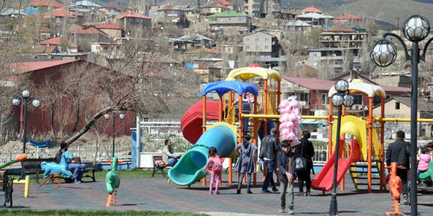 Yüksekova'da vatandaşlar parklara akın etti