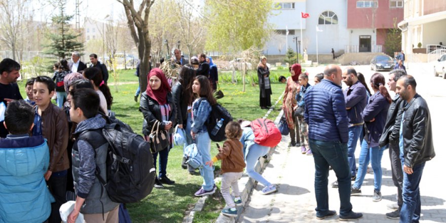 Yüksekovalı öğrenciler tur için Ankara'ya gitti