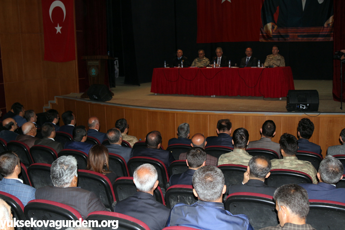 Vali Toprak Yüksekova'da muhtarlarla bir araya geldi 4