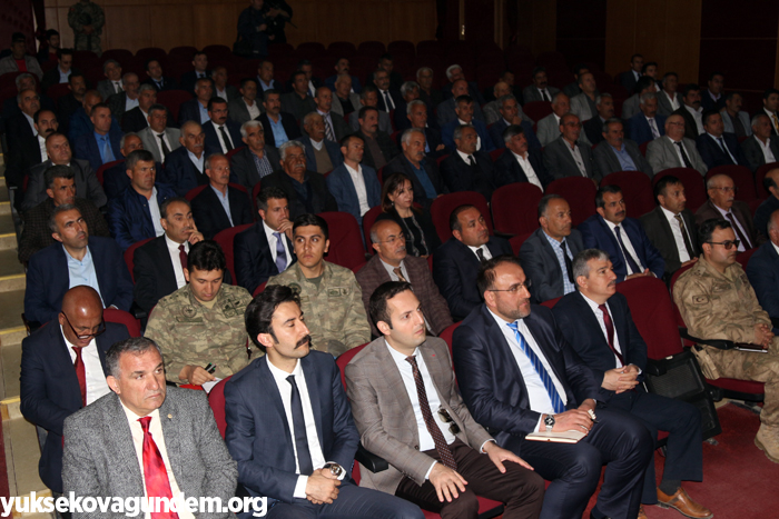 Vali Toprak Yüksekova'da muhtarlarla bir araya geldi 5