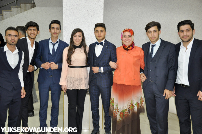 Yüksekova İsmet Alkan Anadolu lisesi'nin mezuniyet gecesi 9