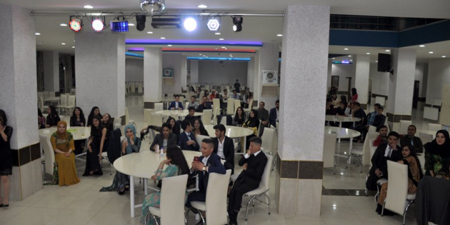 Yüksekova İsmet Alkan Anadolu lisesi'nin mezuniyet gecesi
