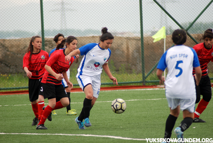Yüksekova kadın futbol takımı hazırlık maçı yaptı 16