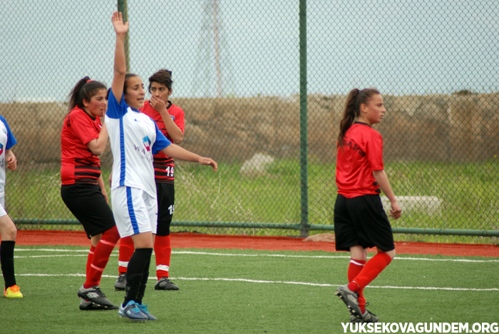 Yüksekova kadın futbol takımı hazırlık maçı yaptı 18