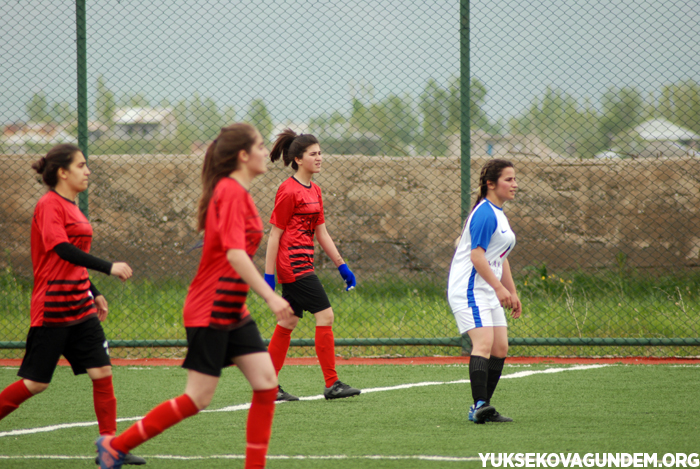Yüksekova kadın futbol takımı hazırlık maçı yaptı 19