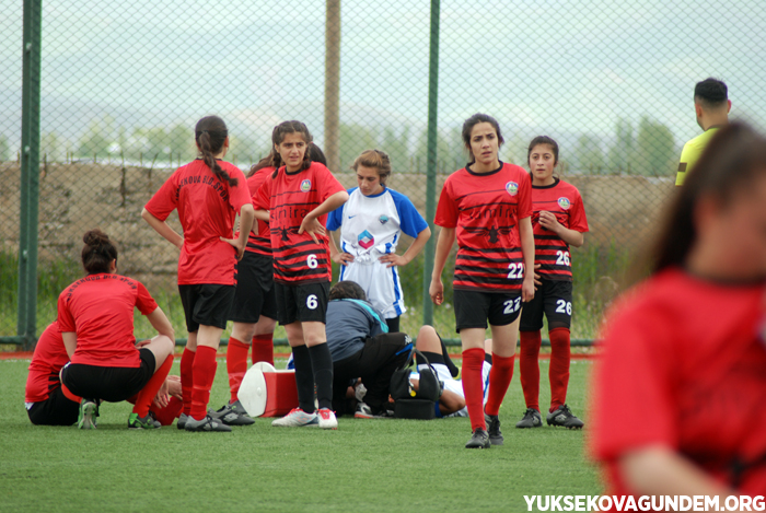 Yüksekova kadın futbol takımı hazırlık maçı yaptı 21