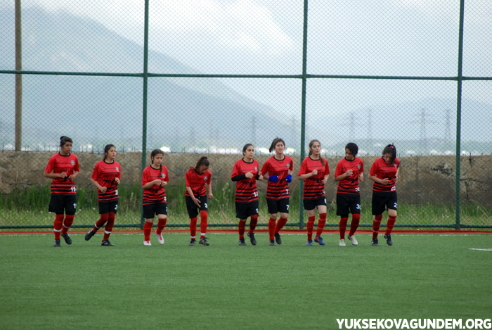 Yüksekova kadın futbol takımı hazırlık maçı yaptı 3