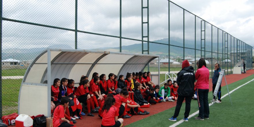 Yüksekova kadın futbol takımı hazırlık maçı yaptı
