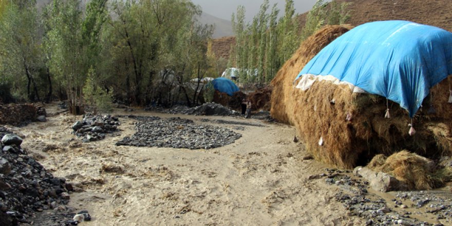 Yüksekova'da sel hasara yol açtı