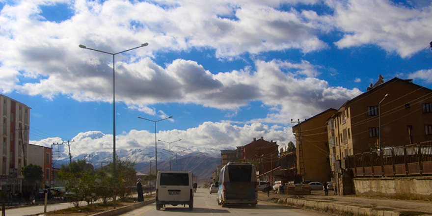 Yüksekova’da mevsimin ilk karı yağdı