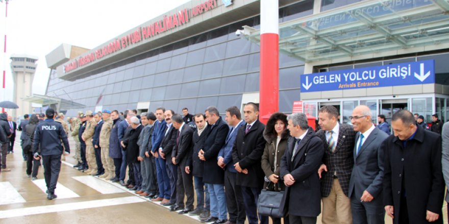 Hakkari Valisi Akbıyık göreve başladı