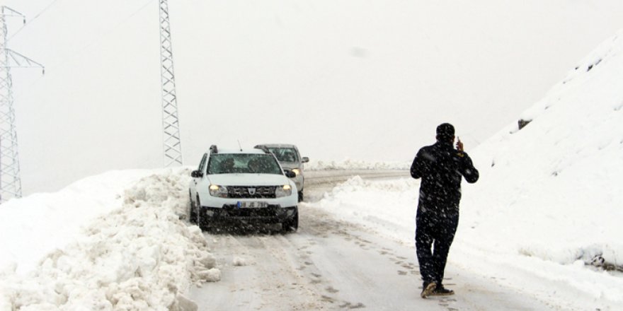 Yüksekova'da mahsur kalan araçlar kurtarıldı