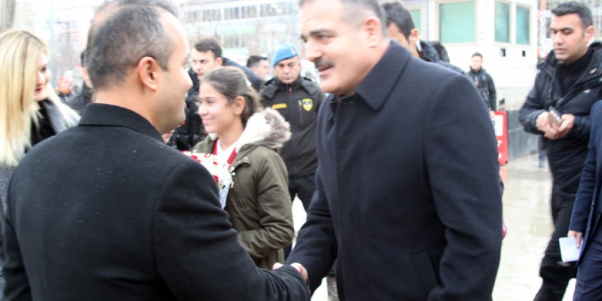 Vali Akbıyık Yüksekova'da Temaslarda Bulundu