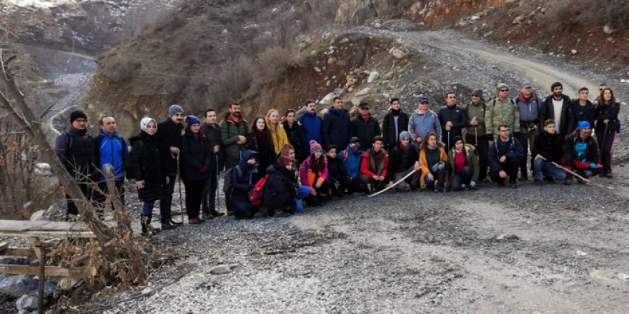 Yüksekova'nın Karlı Dağlarında Doğa Yürüyüşü