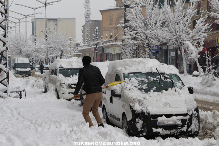 Yüksekova'da kar yağışı hayatı durma noktasına getirdi 17