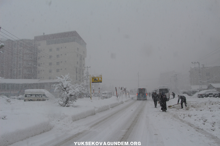 Yüksekova'da kar yağışı hayatı durma noktasına getirdi 20