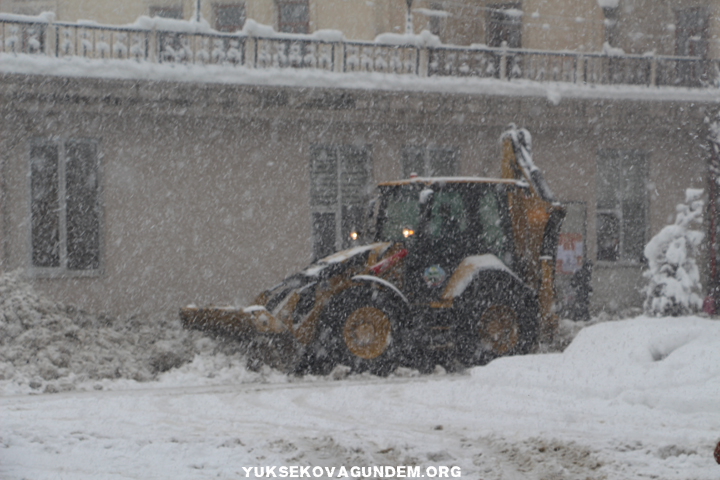 Yüksekova'da kar yağışı hayatı durma noktasına getirdi 21