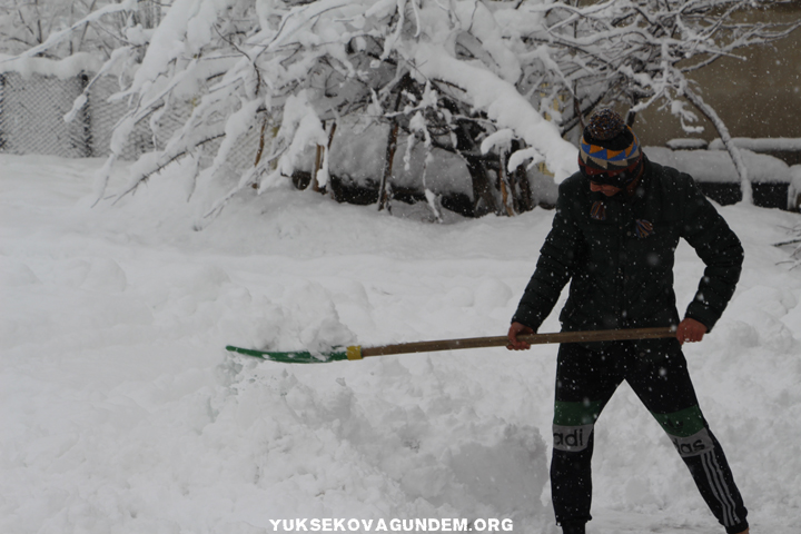 Yüksekova'da kar yağışı hayatı durma noktasına getirdi 3