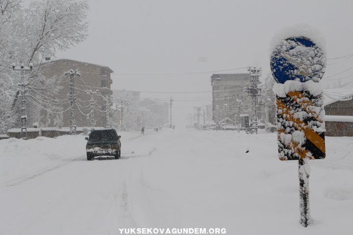 Yüksekova'da kar yağışı hayatı durma noktasına getirdi 4