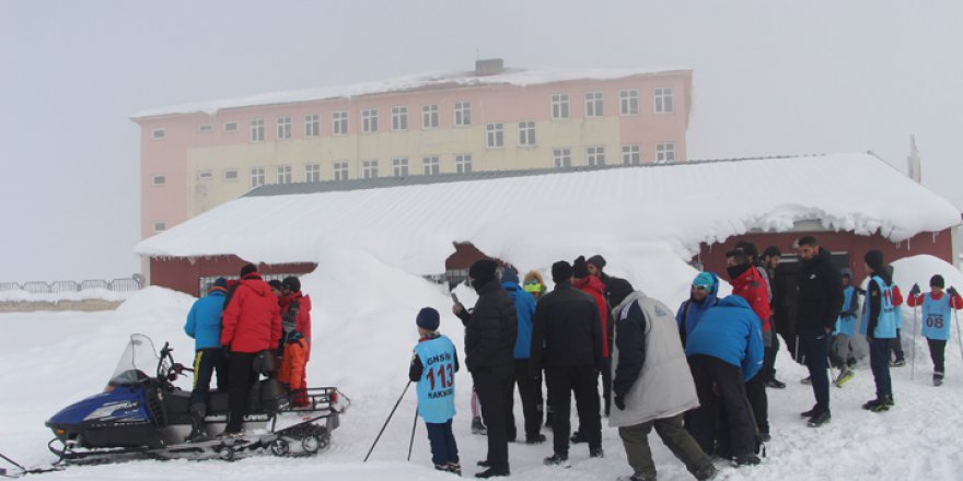 Yüksekova'da kayak yarışması