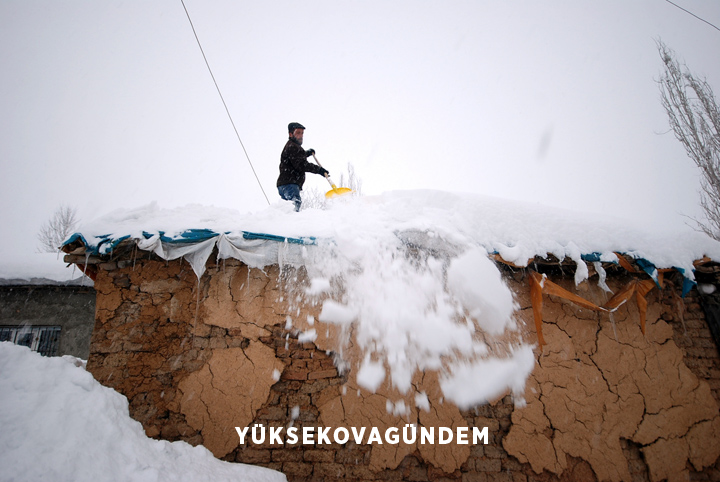 Yüksekova'da kar yağışı etkisini sürdürüyor 12