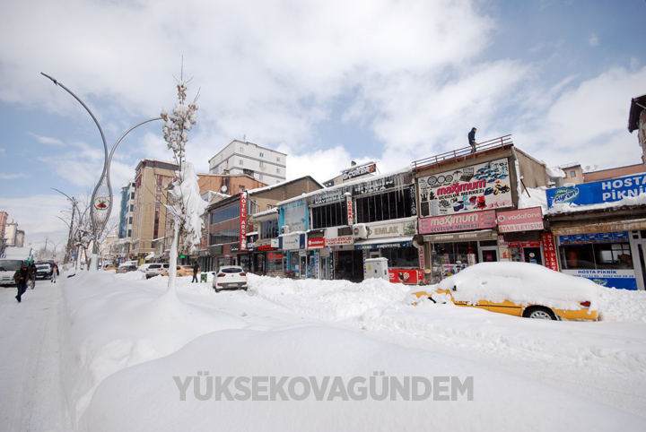 Yüksekova'da kar yağışı hayatı felç etti 10