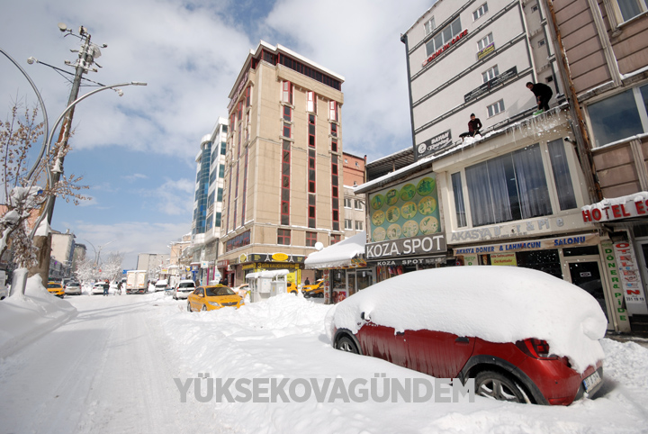Yüksekova'da kar yağışı hayatı felç etti 11