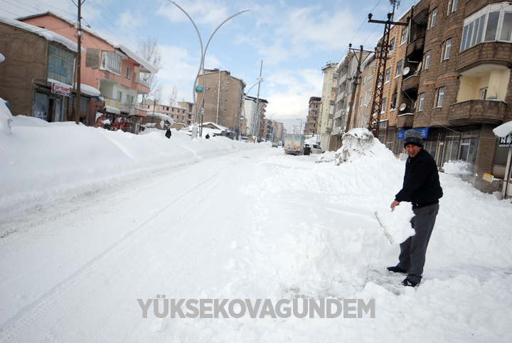 Yüksekova'da kar yağışı hayatı felç etti 3
