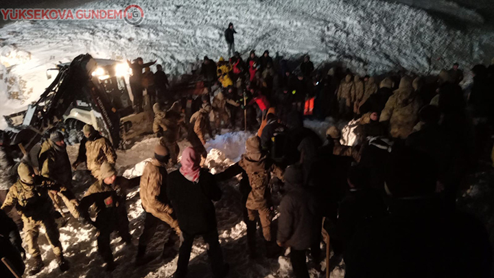 Van'da minibüs çığ altında kaldı! 10