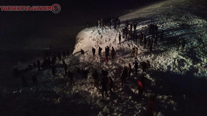 Van'da minibüs çığ altında kaldı! 11