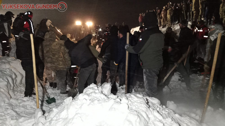 Van'da minibüs çığ altında kaldı! 12