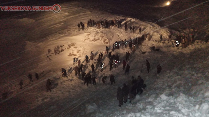 Van'da minibüs çığ altında kaldı! 13