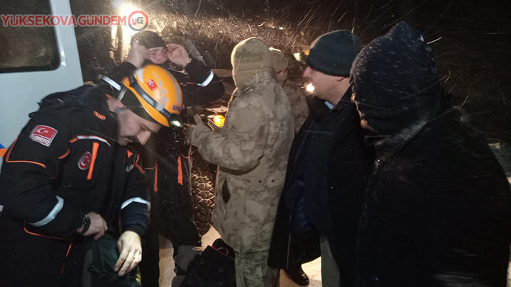 Van'da minibüs çığ altında kaldı! 3