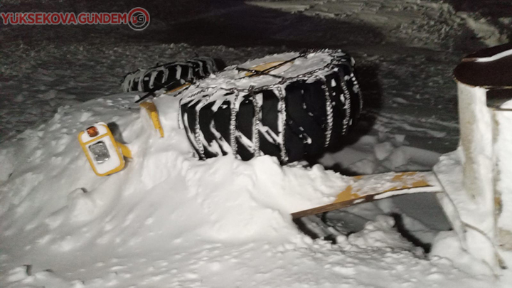 Van'da minibüs çığ altında kaldı! 4