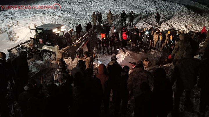 Van'da minibüs çığ altında kaldı! 6