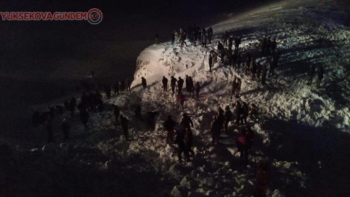 Van'da minibüs çığ altında kaldı! 7