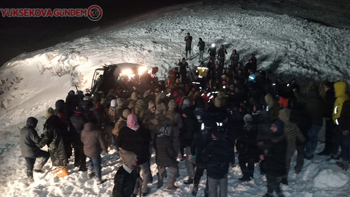 Van'da minibüs çığ altında kaldı! 8