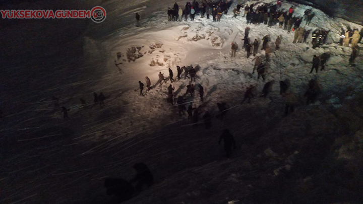 Van'da minibüs çığ altında kaldı! 9