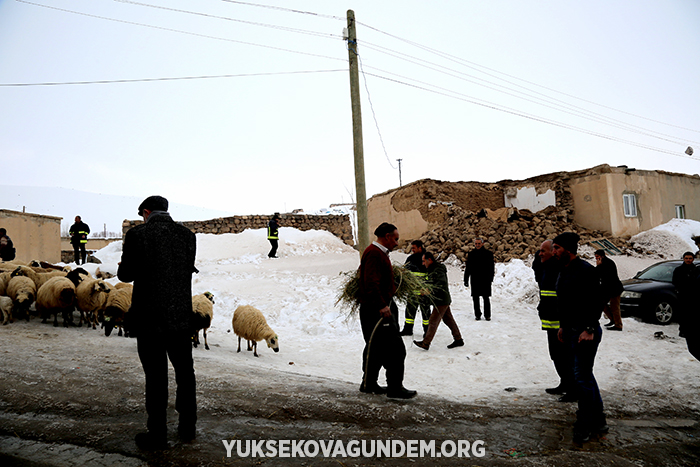 Fotoğraflarla Başkale depremi! 35