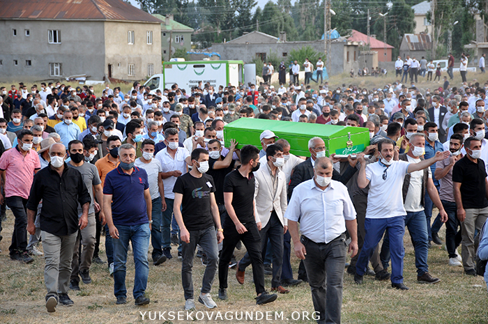 Yüksekova'da hayatını kaybedenler toprağa verildi 24