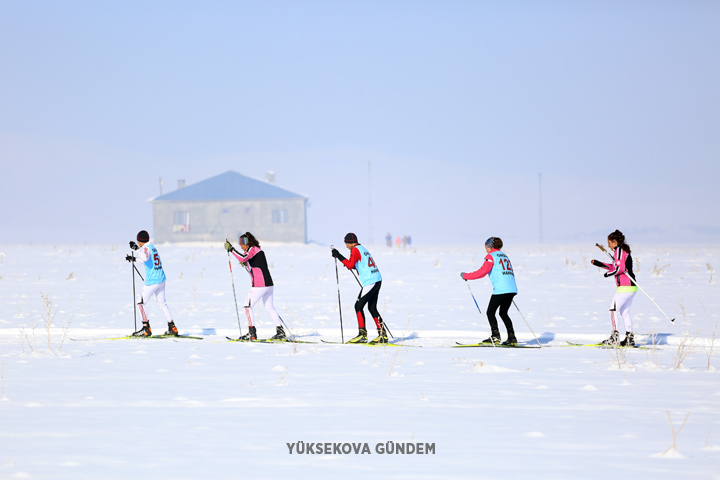 Yüksekova'da kayaklı koşu yarışması yapıldı 1