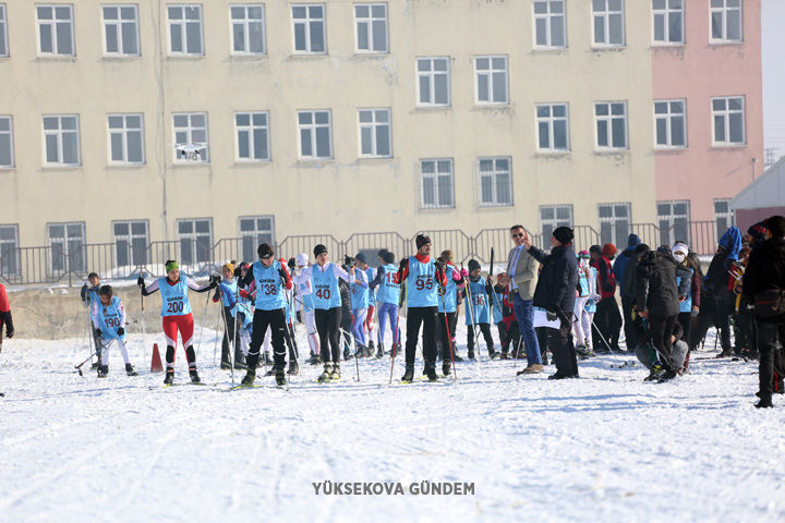 Yüksekova'da kayaklı koşu yarışması yapıldı 11