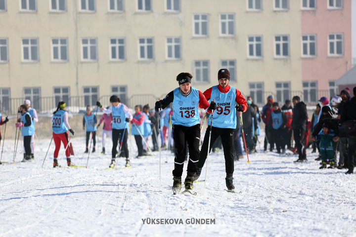 Yüksekova'da kayaklı koşu yarışması yapıldı 12